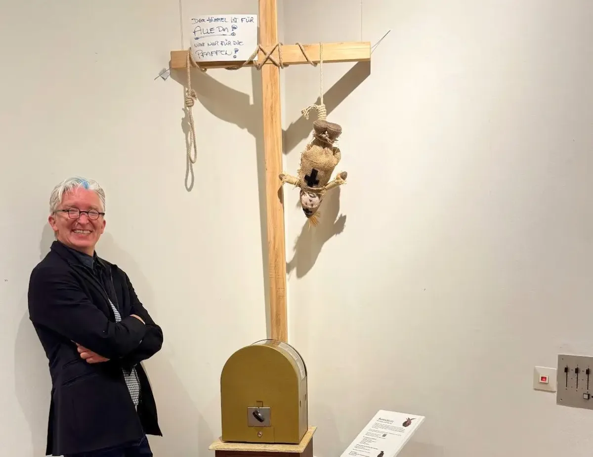 Mark Finnern mit seiner Hartschierle-Installation in der Mitgliederausstellung von Podium Kunst. Foto: privat