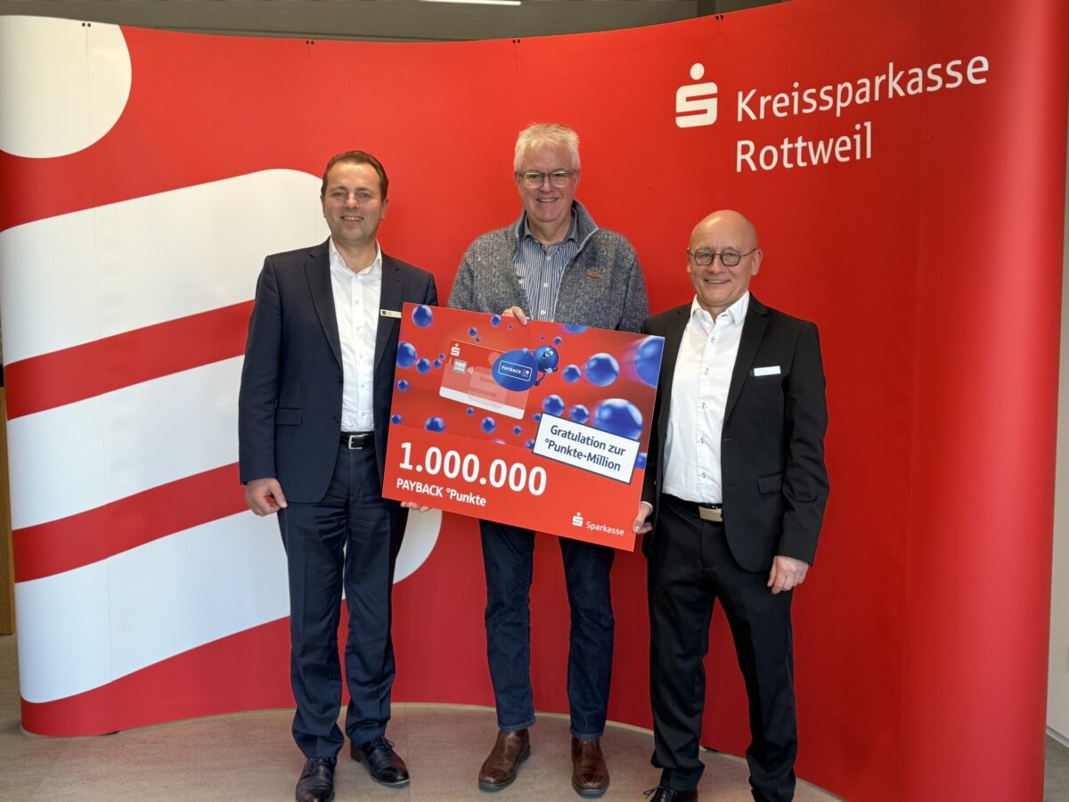 Von links: Roger Rauch (Direktor Privatkunden), Karsten Hansmann (Gewinner), Ralf Kuwan (Privatkunden). Foto: pm