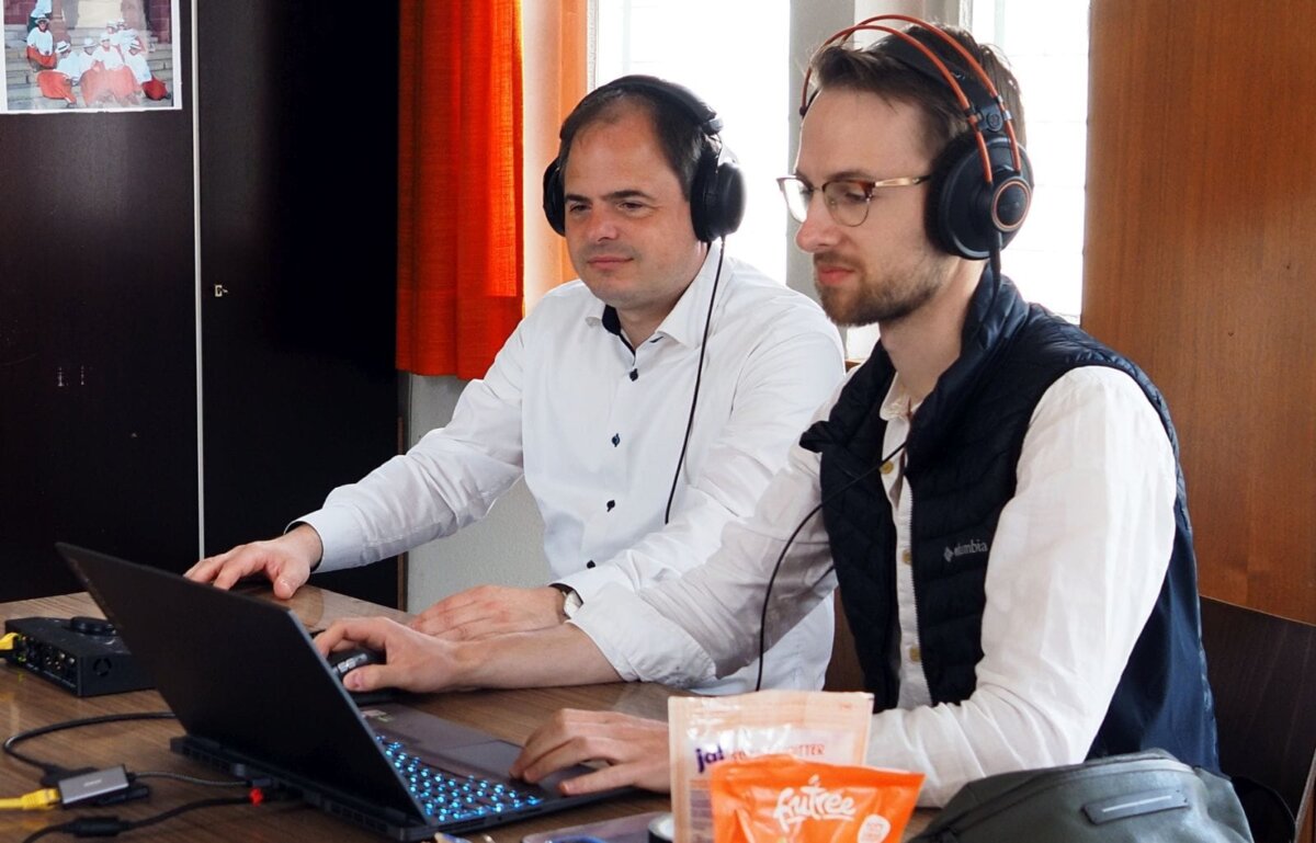 David franke mit Tonmeister Jean-Philippe Apel (rechts) bei der Aufnahme im Mai. Foto: pm