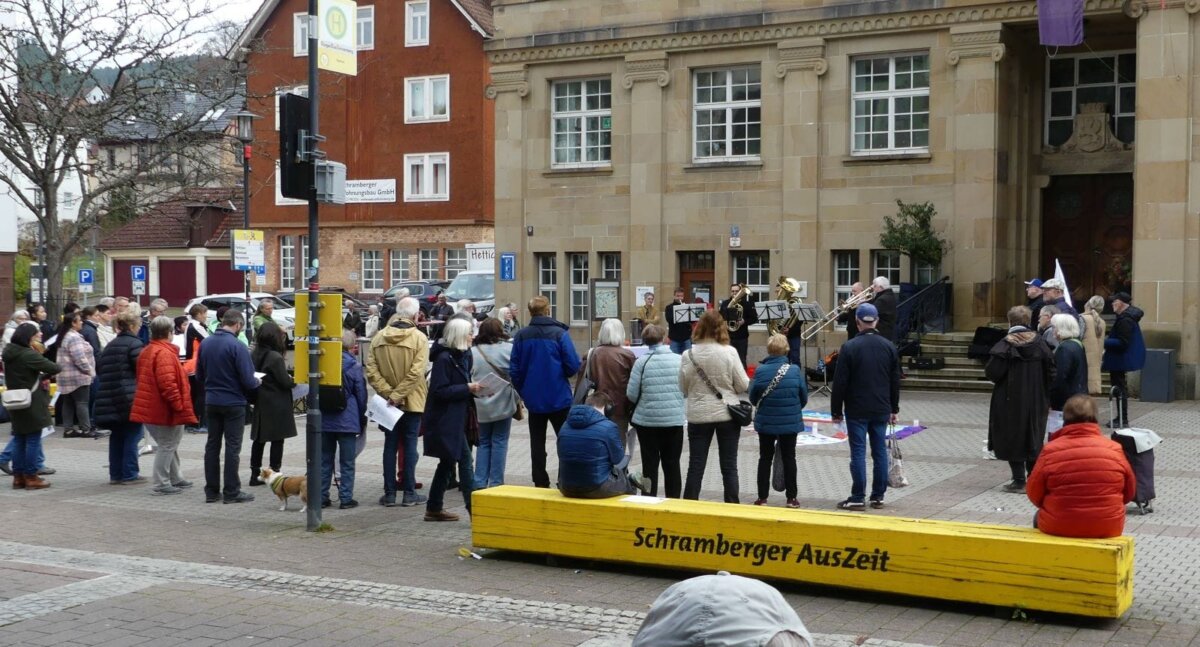Am späten Samstagvormittag versammelten sich etwa 40 Friedensfreundinnen und -freunde beim Schramberger Rathaus zum Friedensliedersingen. Foto: him