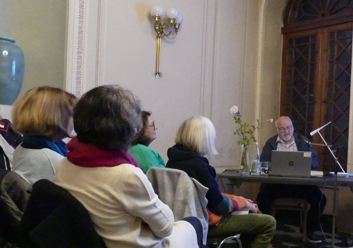 Vor etwa 40 Zuhörerinnen und Zuhörern sprach Jürgen Grässlin im Foyer des Schramberger Schlosses. Foto: him