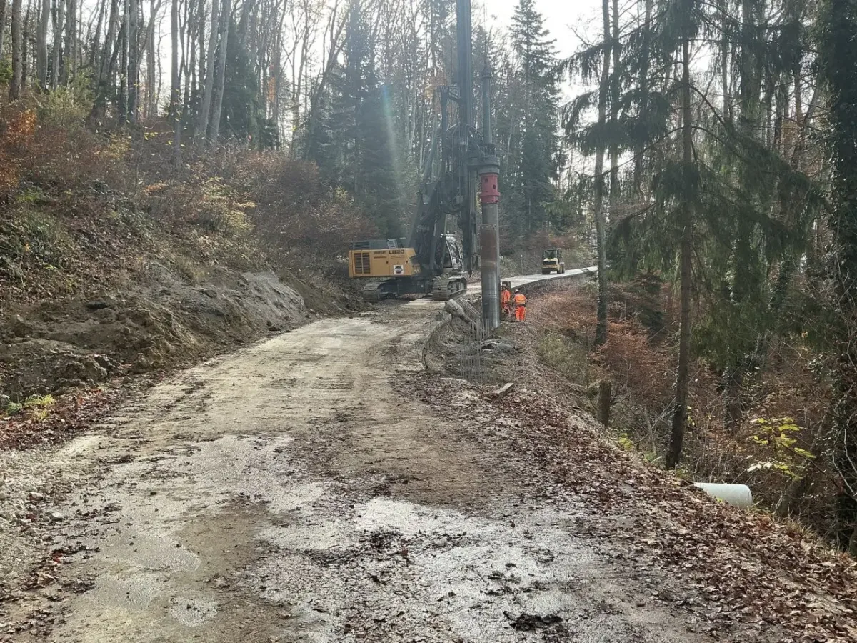 Großbohrgerät im Einsatz bei den Arbeiten an der L 433 zum Klippeneck. Foto: Regierungspräsidium Freiburg