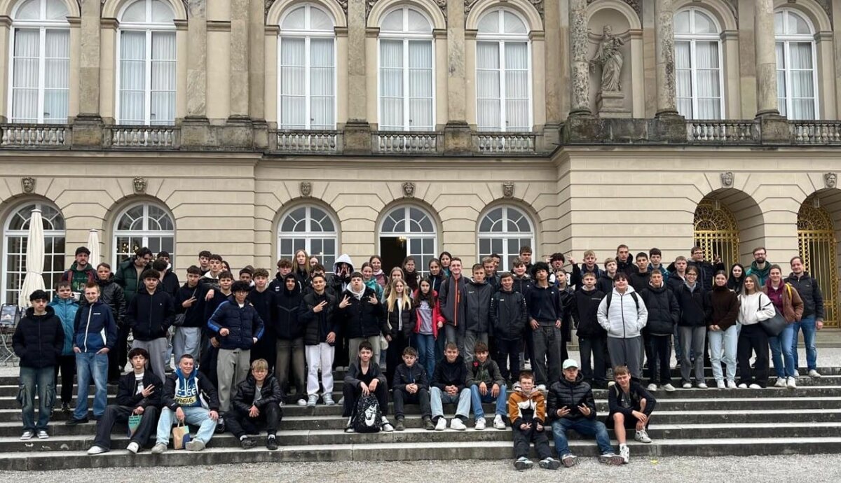 Neuntklässler vor dem Schloss Herrenchiemsee in Bayern. Foto: pm
