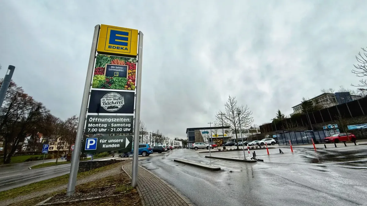 Ein- und Ausfahrt frei vor allem für Kundinnen und Kunden: Der Parkplatz von Edeka Culinara in Rottweil wird nun per Kennzeichenerkennung überwacht. Foto: NRWZ