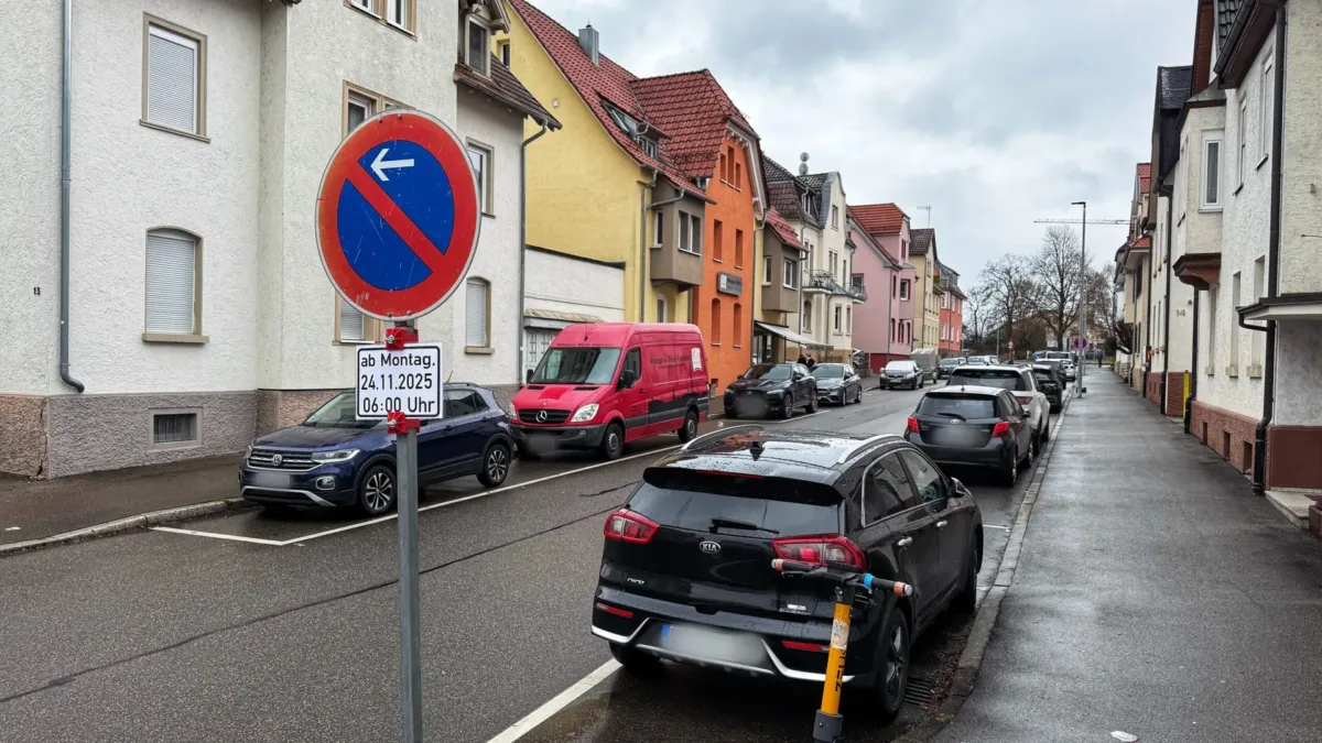 Acht Autos im eingeschränkten Halteverbot. Nur ein Autofahrer war tatsächlich geschwind einkaufen und fuhr direkt danach davon. Foto: Peter Arnegger