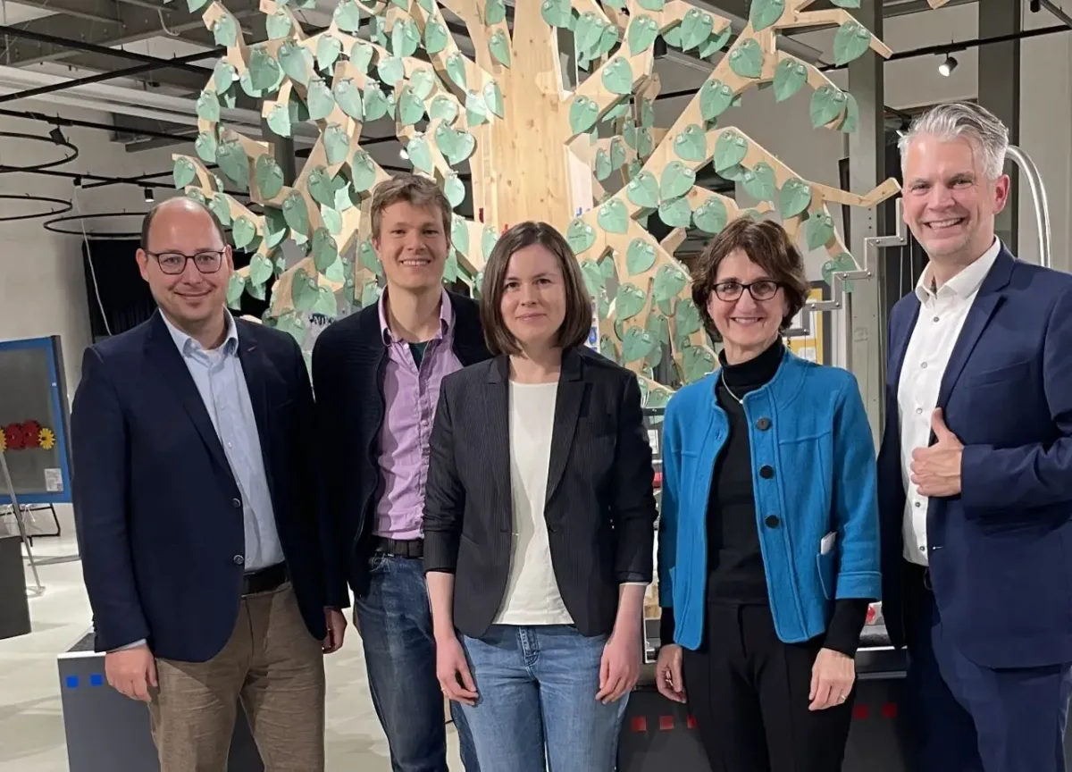 Erfolgreiche zweite Runde bei „voRWärts Wirtschaft“ in der Experimentier- und Arbeitswelt von Campus-Schule-Wirtschaft. Von links: OB Dr. Christian Ruf, Enno Walkenfort und Angela Blaes von der LEADER Geschäftsstelle Oberer Neckar, Gastgeberin Christine Schellhorn und Wirtschaftsförderer Alexander Stengelin (Foto: Wirtschaftsförderung Stadt Rottweil / Bettina Weigl).