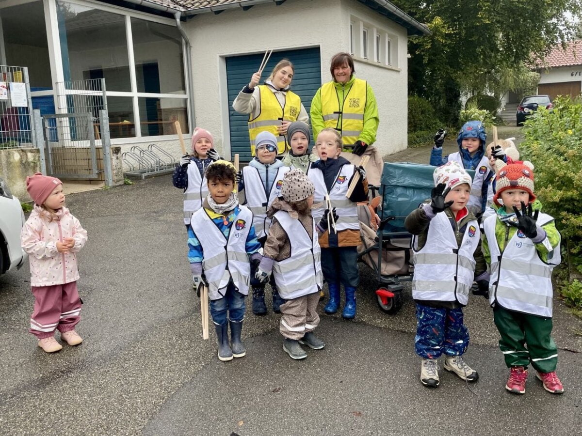 Die Kids vom Kindergarten „Räuberbande“ haben mit ihren Erzieherinnen jede Menge Müll gesammelt und so Feckenhausen noch ein bisschen schöner gemacht (Foto: Kindergarten / Koch).