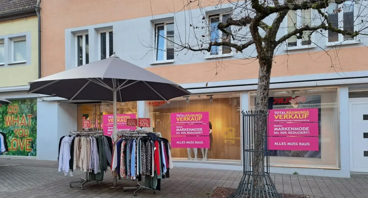 Ein Modegeschäft beim Schramberger Narrenbrunnen schließt. Foto: rem