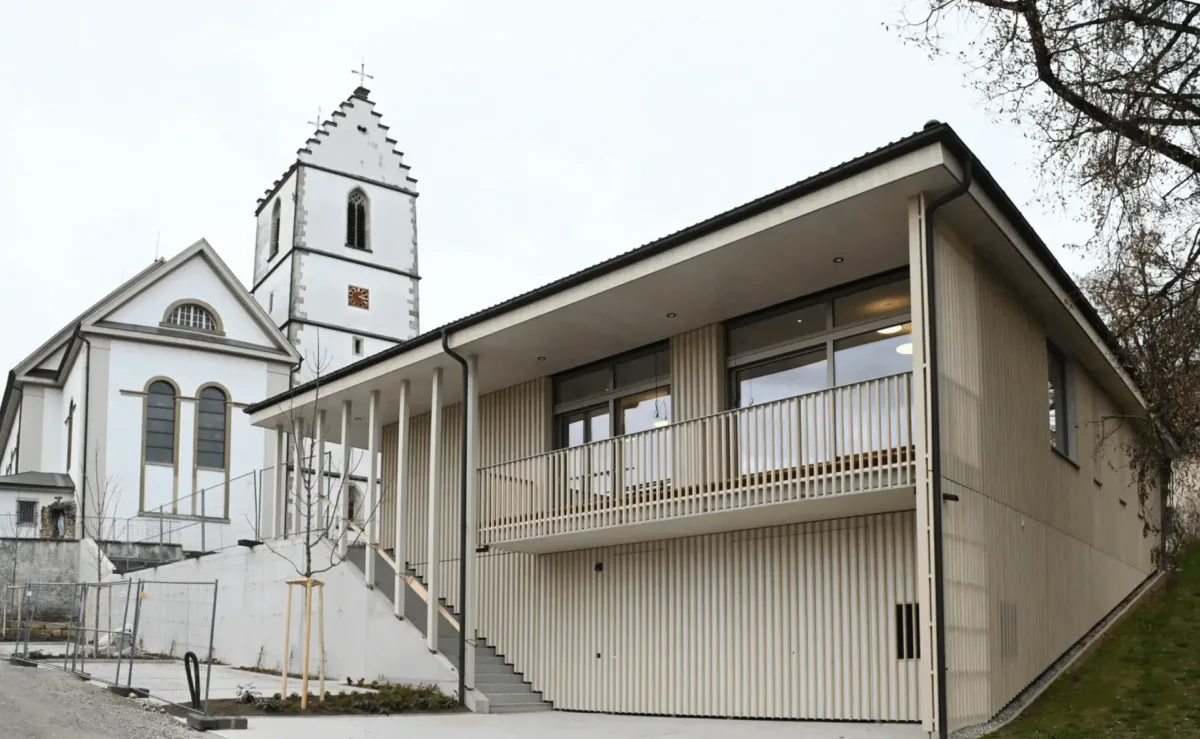 Neuer Nachbar der St. Nikolaus-Kirche in Dietingen: das Gemeindehaus. Foto: Andreas Linsenmann