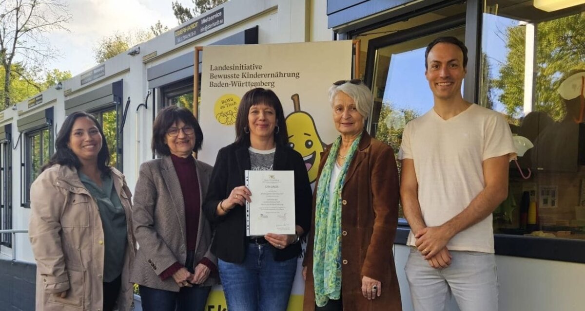 Freuen sich über die Auszeichnung des Kindergartens Hochmauren mit dem BeKi-Zertifikat (von links):  Regina Santana Medina (Schulverwaltung), Waltraud Geissen (BeKi-Referentin), Silke Hermann (Kigaleitung), Annemarie Mauerlechner (BeKi-Koordinatorin Landkreis Rottweil) sowie Valentin Siebert vom Elternbeirat (Foto: Kindergarten Hochmauren / Hermann).