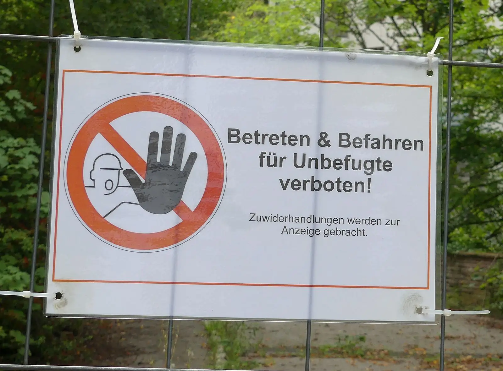 Die städtischen Schilder sind unmissverständlich. Foto: him