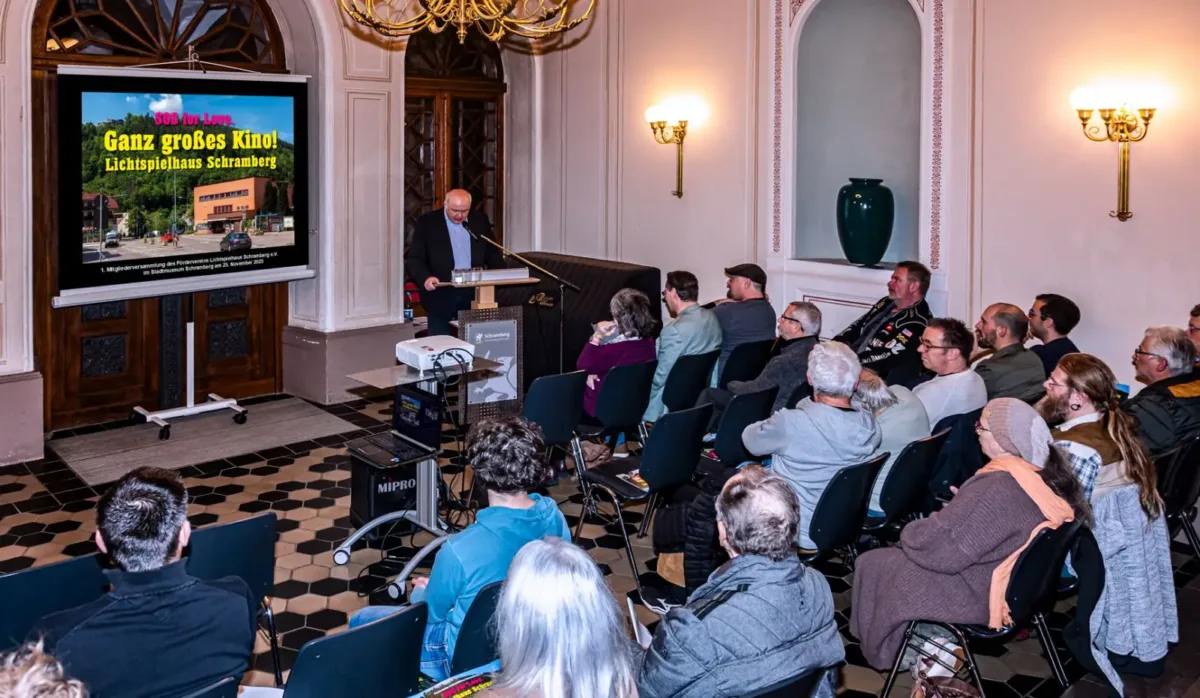 Jahreshauptversammlung im Schloss mit Carsten Kohlmann am Mikrofon. Foto Rainer Langenbacher (rl)