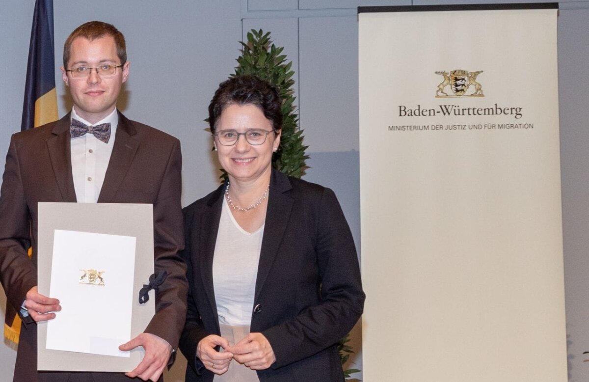 Die Ministerin der Justiz und für Migration
Baden-Württemberg, Marion Gentges MdL, zeichnete Dr. Matthias Ehmer  als einen der
Jahrgangsbesten aus. Foto: pm
