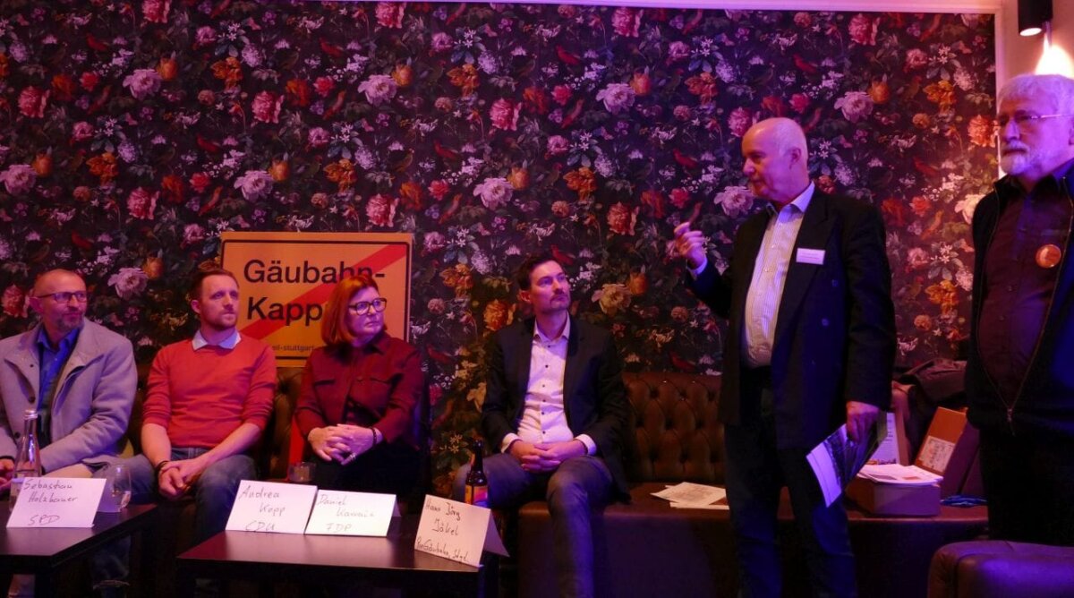 Von links: Artur Eichin, Bündnis 90/Die Grünen;  Sebastian Holzhauer, SPD; Andrea Kopp, CDU; Daniel Karrais, FDP; Hans Jäkel, Gäubahnkomitee Stuttgart und Michael Leibrecht,  ProGäubahn, Rottweil. Foto: Friederichs