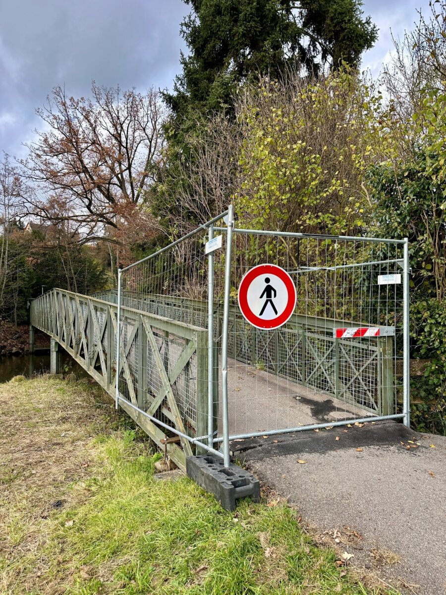 Wegen Mängel am Brückenbelag musste der Pelagiussteg vorübergehend gesperrt werden. Die Stadt hofft, dass sie noch vor Weihnachten wieder für Fußgänger frei gegeben werden kann (Foto: Stadt Rottweil / Hermann).