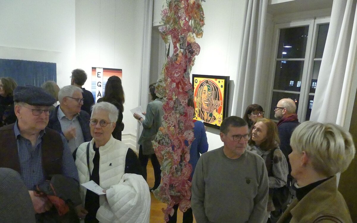 Zahlreiche Besucherinnen und Besucher in den Ausstellungsräumen im Schramberger Schloss. Foto: him