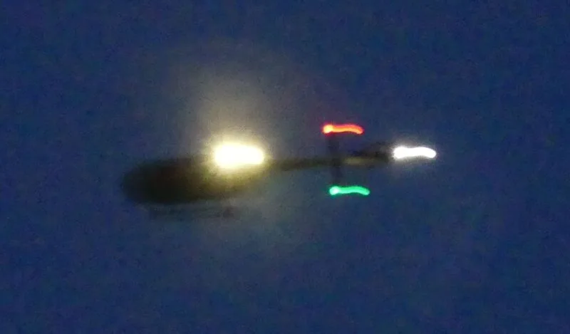 Hubschrauber bei Nacht über der Stadt. Archiv-Foto: him