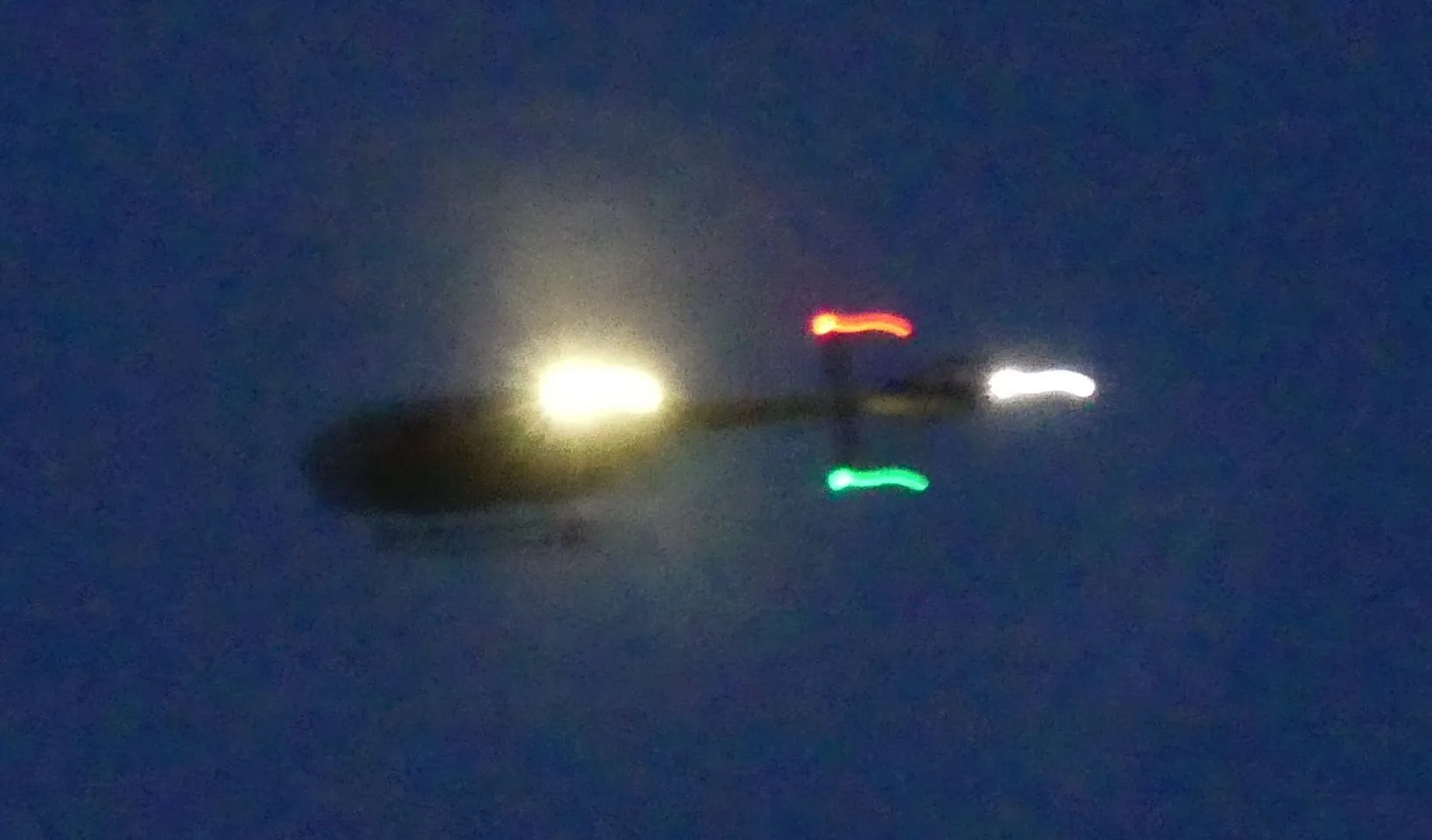 Hubschrauber bei Nacht über der Stadt. Archiv-Foto: him