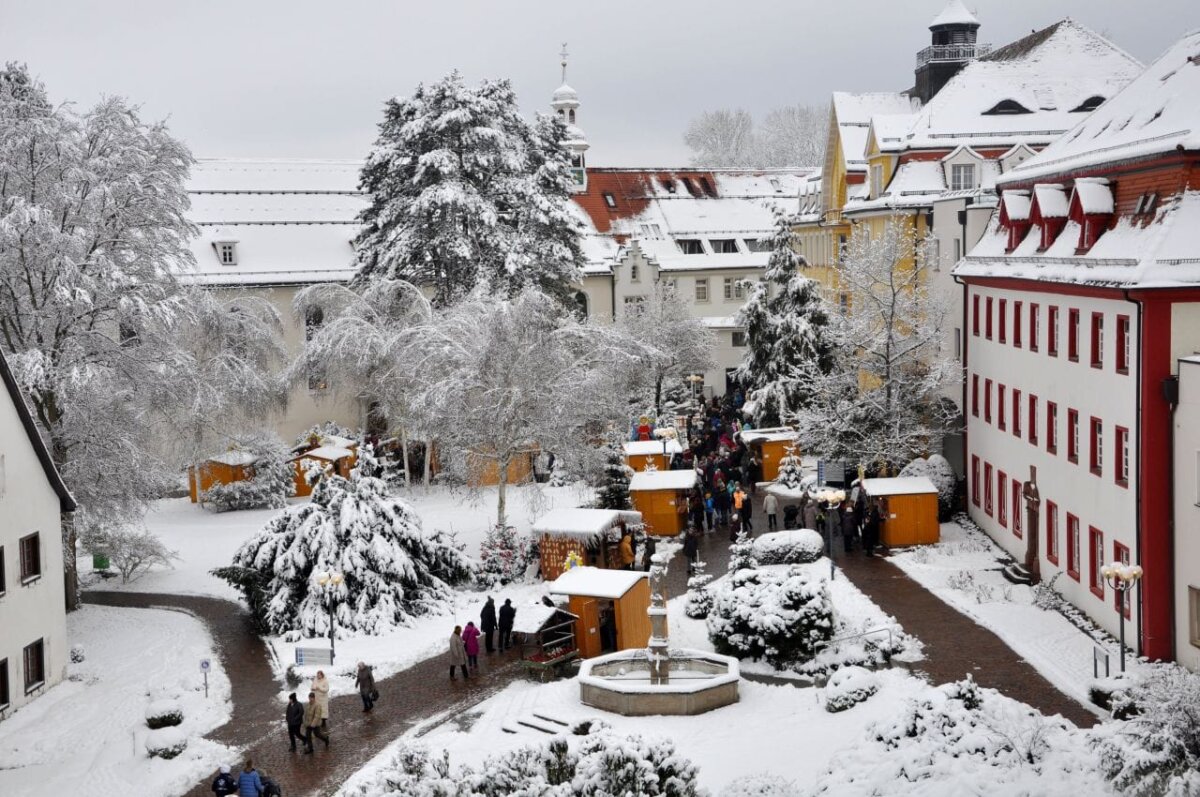 Die Veranstalter freuen sich auf viele Gäste und auf eine vorweihnachtliche Stimmung im festlich geschmückten Klosterhof. Archivfoto: Rainer Pfautsch