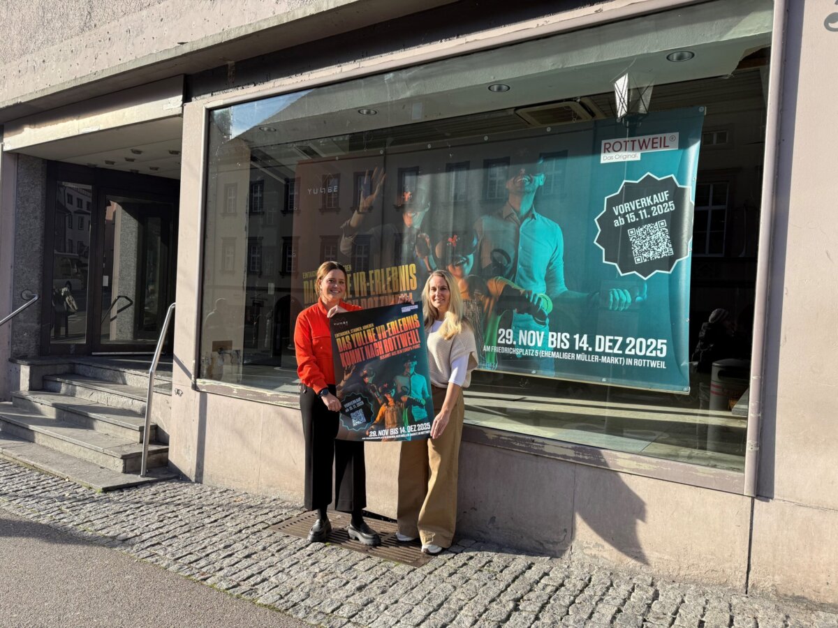 Ines Maier und Simone Strasser verwandeln mit ihrem Tourismus & Stadtmarketing-Team das ehemalige Müller-Markt Gebäude für zwei Wochen in eine virtuelle Erlebniswelt (Foto: Tourismus & Stadtmarketing Rottweil)