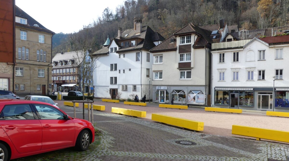 Als Provisorium gedacht. Der Platz seitlich des Schramberger Rathauses ist städtebaulich kein Prunkstück. Foto: him