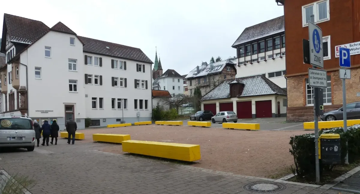 Eher trist. Trotz leerer Kassen möchte die Stadt diesen Platz neben dem Rathaus umgestalten und die Aufenthaltsqualität erhöhen. Foto: him