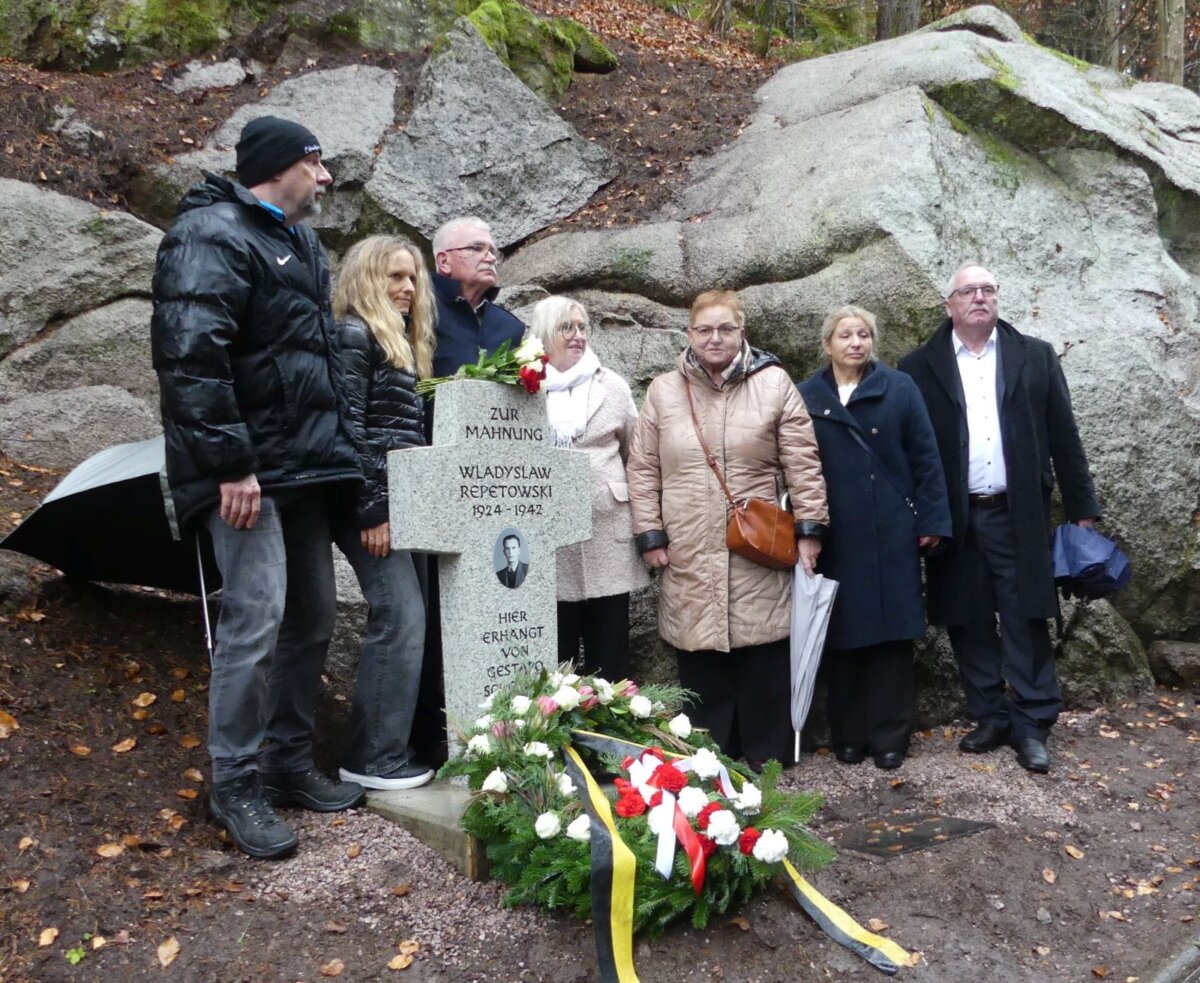 Die Nichten von Wladsylaw und Agnes mit ihren Ehemännern am Mahnmal für Wladsylaw Repetowski, Foto: him