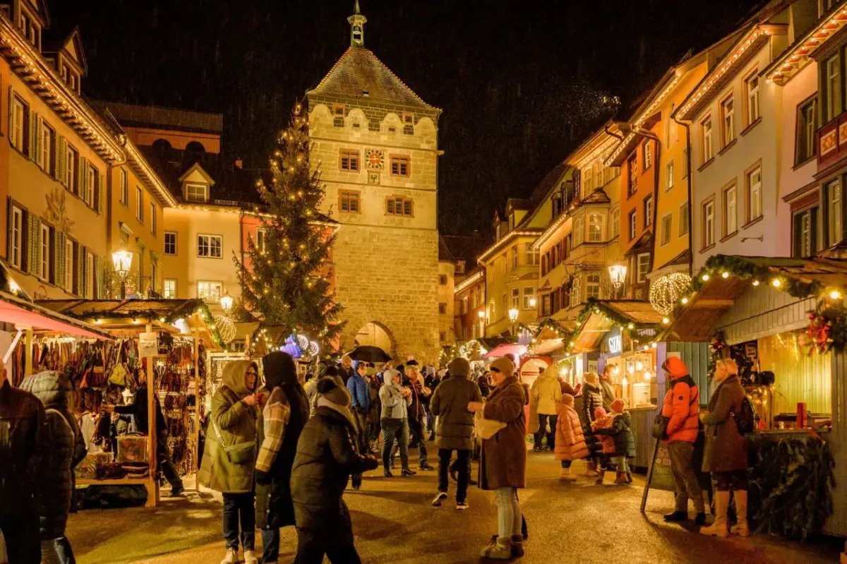 Die stimmungsvolle Atmosphäre des Rottweiler Weihnachtsmarkts zieht wieder Menschen aus nah und fern in die ältesten Stadt Baden-Württembergs (Foto: Uli Schneider).