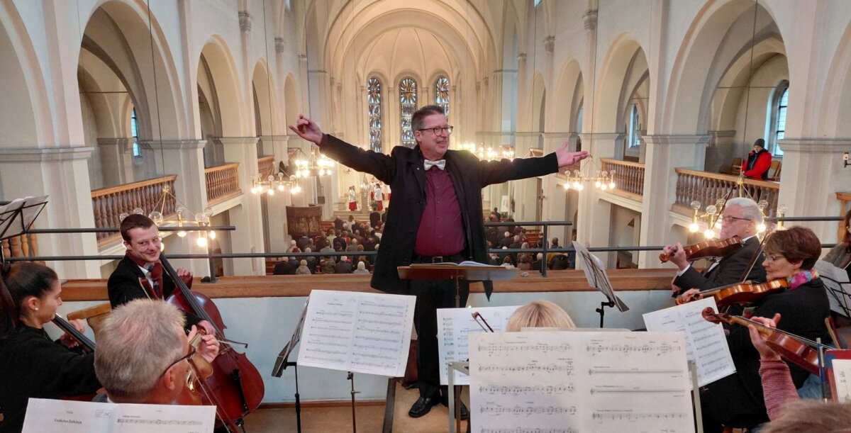 Rudi Schäfer dirigiert ein letztes Mal als Kirchenmusikdirektor. Foto DK