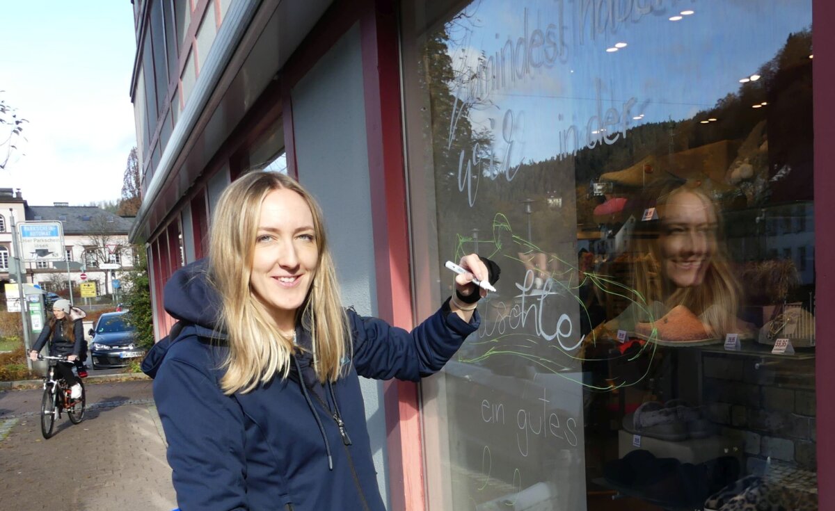 Carina Schmid  beschriftet ein bekanntes Schuhgeschäft in Schramberg. Foto: him