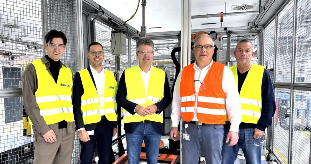 Der Europaabgeordnete Andreas Schwab (Mitte) informierte sich bei MAHLE über die aktuelle Situation. Von links Carl Zimmerer (CDU Rottweil), Sascha Wagner (Leiter Außenbeziehungen), Reiner Müller (Werkleiter) und Betriebsratsvorsitzender Klaus Güntert. Foto: Büro Schwab