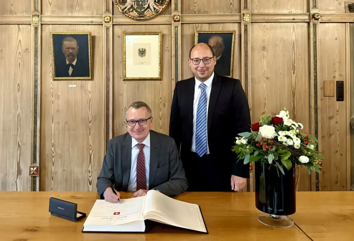 Oberbürgermeister Dr. Christian Ruf hat den neuen Schweizer Generalkonsul Istvan Kocsis nach Rottweil eingeladen. Hier trägt er sich im Alten Rathaus ins Goldene Buch der Stadt Rottweil ein (Foto: Stadt Rottweil / Bossert).