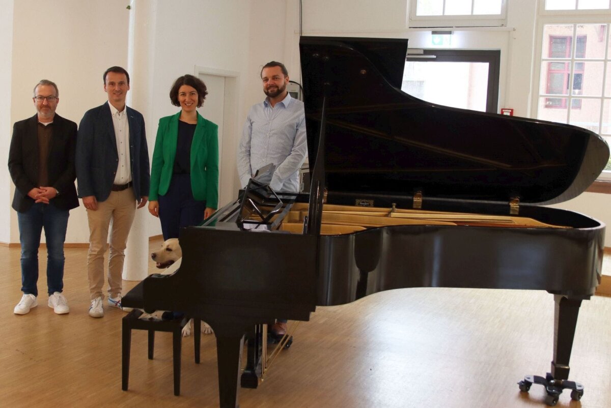 Auf dem Bild von links: Kämmerer Klemens Walter, Markus Mayer (Finanzvorstand Szene 64), Oberbürgermeisterin Dorothee Eisenlohr (Vorsitzende der Bürgerstiftung), Klavierbauer Nils Hötzel. Foto: Stadt Schramberg