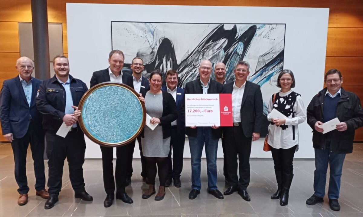 Von links: Herbert Halder (Bürgermeister a.D.), Fabian Erichsen (THW Ortsverband Rottweil),
Daniel Rühle (Mitglied des Vorstands der Kreissparkasse Rottweil), Benjamin Schneider
(Kreissparkasse Rottweil), Martina Meyr (Städtische Museen), Peter Hils (Kreissparkasse
Rottweil), Landrat Dr. Wolf-Rüdiger Michel, Norbert Swoboda (Bürgermeister a.D.), Christian
Kinzel (Vorsitzender des Vorstands der Kreissparkasse Rottweil), Christine Becker
(Kinderschutzbund Rottweil), Rudolf Strasser (Rottweiler Geschichts- und Altertumsverein e.V.). Foto: KSK Rottweil