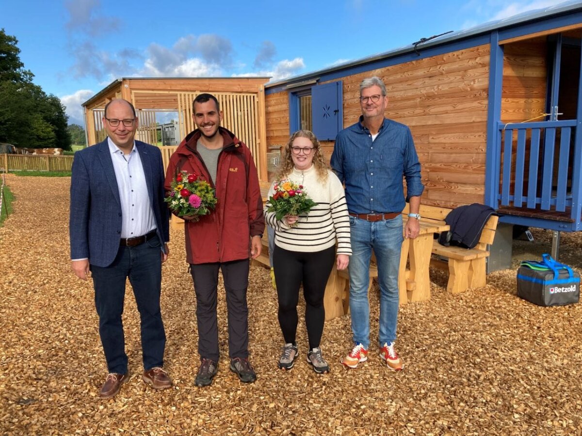 Oberbürgermeister Dr. Christian Ruf (links) mit dem Leitungsteam Steven Rodrigues und Saskia Ahrens sowie Fachbereichsleiter Bernd Pfaff (rechts) vor dem Naturwagen des Waldkindergartens Bühlingen (Foto: Stadt Rottweil / Narr)