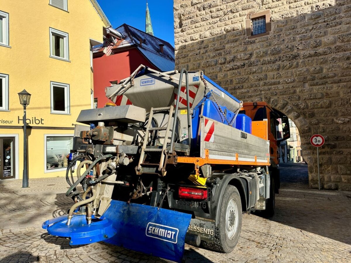 Im Winterdienst der Stadt Rottweil kommen Fahrzeuge zum Einsatz, die auch während des restlichen Jahres ihren wertvollen Dienst tun und für den Winterdienst aufgerüstet werden können. Dieser LKW hat beispielsweise „huckepack“ ein Streugerät auf der Pritsche, das sowohl Salz als auch Sole streuen kann. Im Sommer transportiert der LKW dann beispielsweise Grüngut, Schotter oder auch Asphalt für Ausbesserungsarbeiten (Foto: Stadt Rottweil / Hermann).