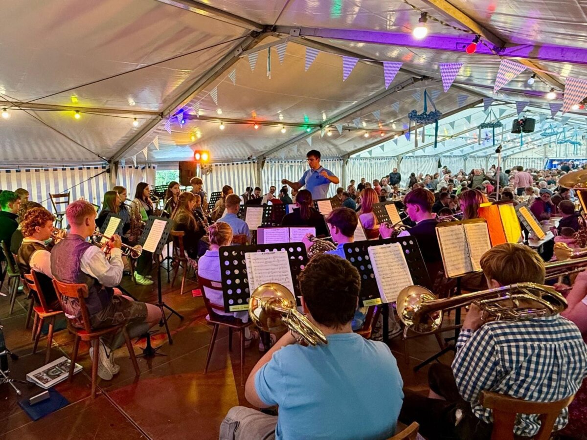 Dirigent und Orchester beim ersten gemeinsamen Auftritt beim Oktoberfest der Stadtmusik. Foto: pm