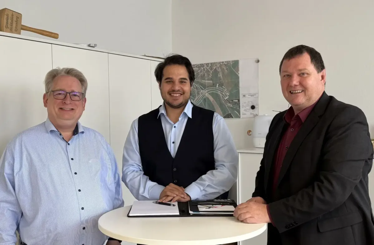 Der SPD-Landtagskandidat Ali Zarabi (Mitte) war gemeinsam mit dem SPD-Kreisvorsitzenden Mirko Witkowski (links) bei Bürgermeister Michael Lehrer (rechts) im Aichhaldener Rathaus zu Gast. Foto: spd