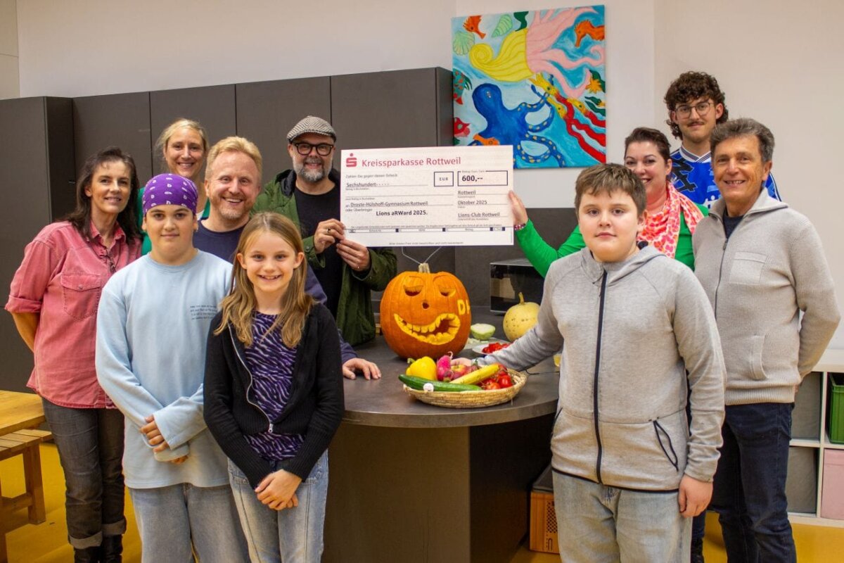 DHG - BetreuerInnen der Ganztagsbetreuung um Nina Lorenz, Volker Bucher und Willy Schmidt, SL Stefan Maier und BufDi Laurentius Buchholz und Kinder der Ganztagsbetreuung am DHG. Foto: DHG