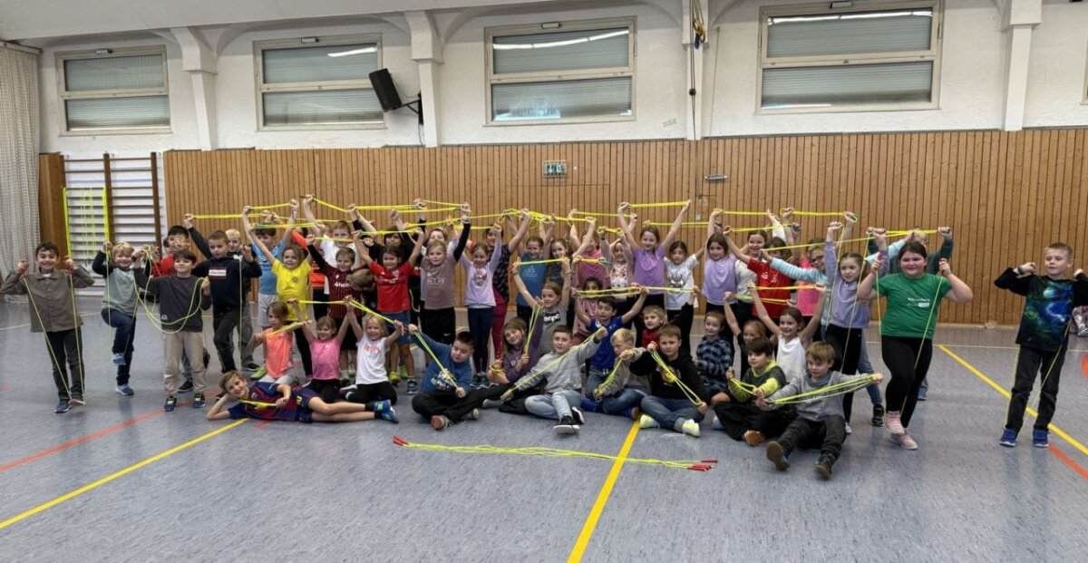 In Zimmern wurde fröhlich gehüpft. Foto: Schule