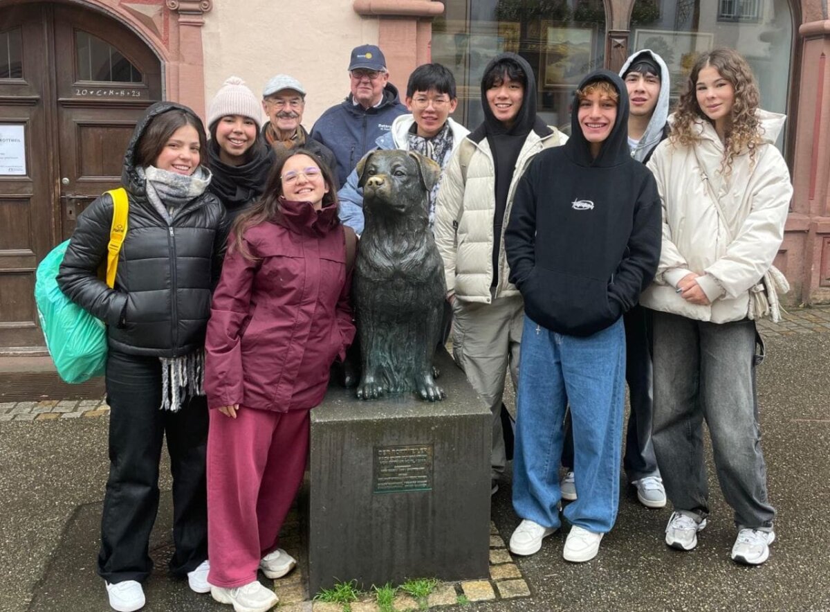 Die Gruppe mit Carl Jens Haas (rechts hinten) und Wolfgang Schmitt (links hinten) vor dem Stadtmuseum Rottweil. Foto: Rotaryclub Rottweil