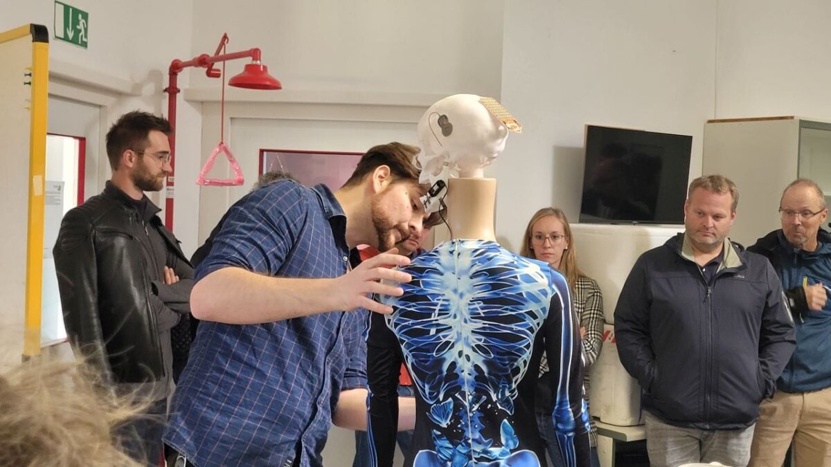 Nicolai Simon zeigte  eine mit Implantaten ausgestattete Schaufensterpuppe,  und wo im menschlichen Körper heute überall Technik stecken könnte. Foto: Axel Schüürmann