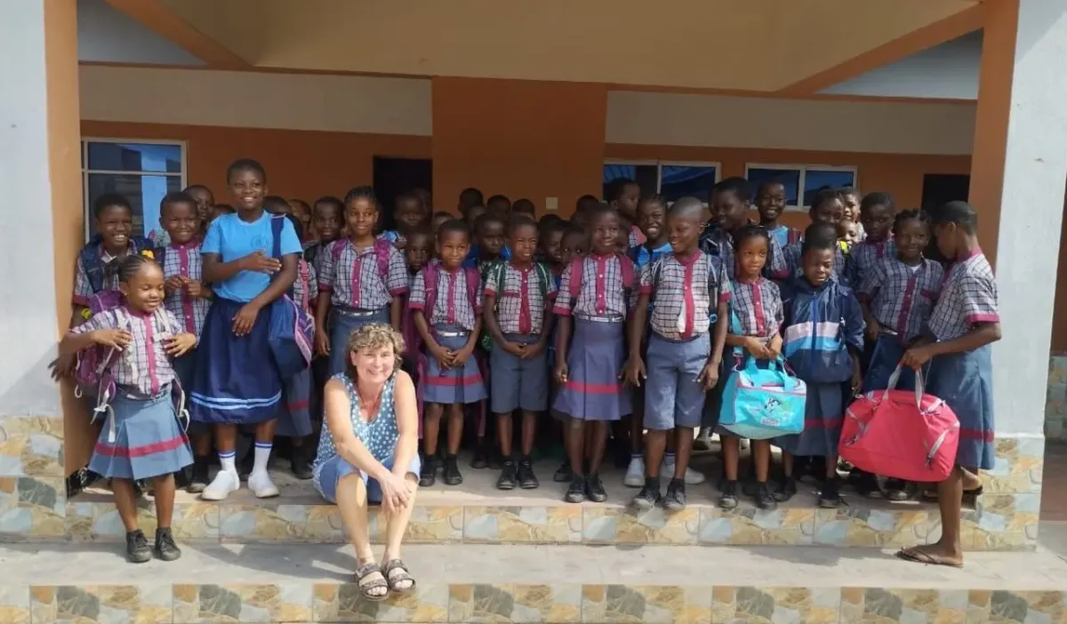 Iin Nigeria wurden die Schulranzen von Julia Täsch an drei Klassen übergeben, die jetzt mit den nötigen Materialien für ihren Schulalltag ausgestattet sind. Foto: DHG