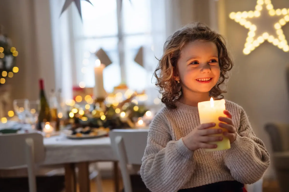In der Adventszeit lauern zahlreiche Gefahren für Kinder: Brandverletzungen gehören in Schleswig-Holstein zu den häufigsten Unfällen im Kindesalter.Foto: AOK NordWest/Colourbox/hfr
