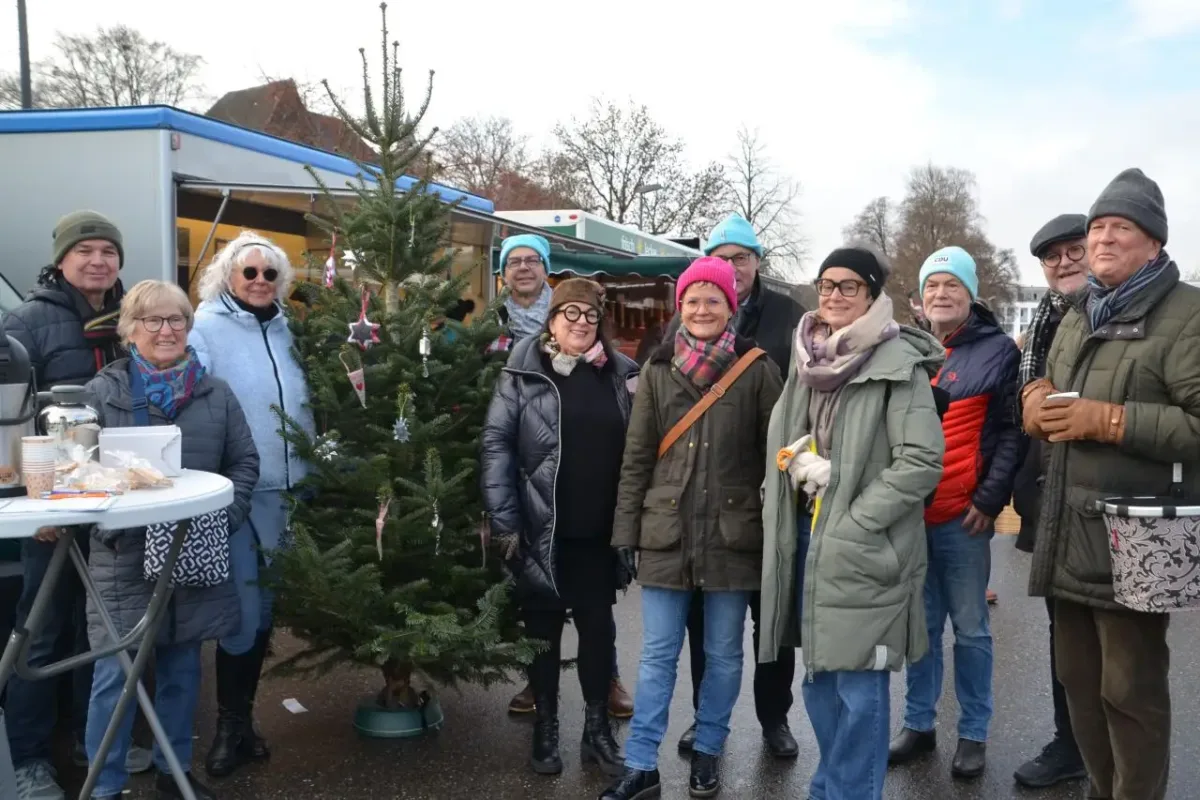 Mit Miriam Kammerer, Stadträtin und CDU-Stadtverbandsvorsitzende, (sechste von links) und Monika Hugger, Vorsitzende der CDU-Stadtratsfraktion, (vierte von rechts) an der Spitze stellte sich die Rottweiler CDU rund um den liebevoll von Gaby Wilbs-Müller (dritte von links) geschmückten Weihnachtsbaum der Diskussion.
Foto: Martin Baumgartner
