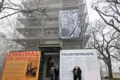 Von rechts: Eva Schmeckenbecher Künstlerin, Juliane Flittner Geschäftsführerin Kunststiftung Erich Hauser,

Michael Grimm Inhaber Bacchus Vinothek, Anne Probst Kulturamt Stadt Rottweil. Foto: Anna Shabin