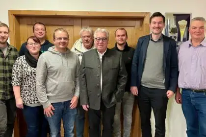 Von links: Jens Hauser, Nadine Rottler, Matthias Seelinger-Bick, Frank Hauser, Joachim Decker, Thomas Michael Bausch, Florian Müllhäuser, Daniel Karrais, Manfred Haas  (Foto: Siebers)