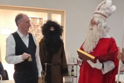 Alterswehrleiter Rainer Müller mit Nikolaus und Knecht Ruprecht. Foto: fw