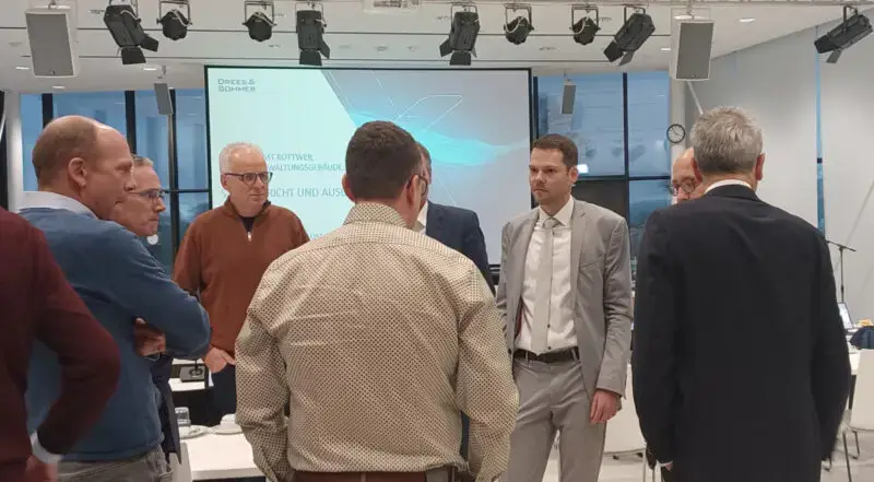 Kreistags-Ausschuss: Besprechung in der Pause. Foto: wede