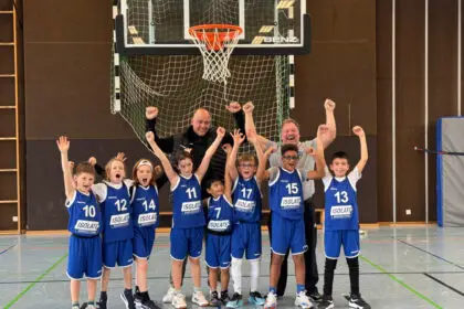 Die jungen Werwölfe, von links: vorne Josias Schmötzer, Ole Verhoeven, Elias Jäckle, Ruth Neubacher, Mike Großmann, Elias Weiß, Louis Drammeh und Furkan Musan. hinten die Trainer Michael Weiss und Joe Acker. Foto: pm